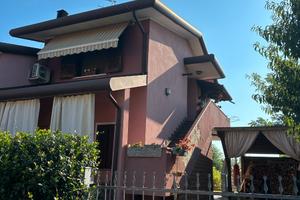 Casa singola con giardino e spazi accessori