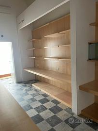 RIVESTIMENTO PARETE CON  SCAFFALATURA 