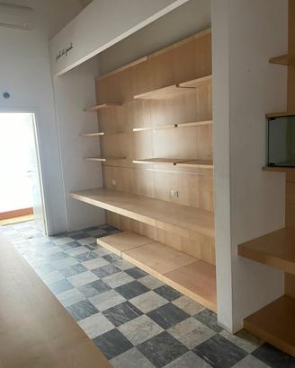 RIVESTIMENTO PARETE CON  SCAFFALATURA 