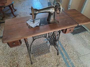 Antica Macchina da cucire Singer anni 20.         