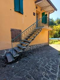 casa all'ombra noce centenario