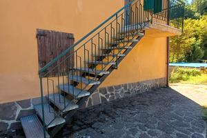 casa all'ombra noce centenario