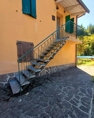 casa all'ombra noce centenario