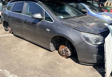 Opel astra Cdti solo per ricambi