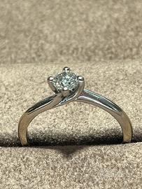 Anello oro bianco con diamante