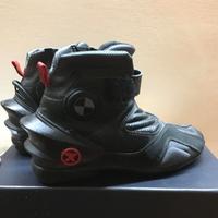 scarpe moto due modelli gaerne  e alpinestar