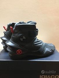 scarpe moto due modelli gaerne  e alpinestar