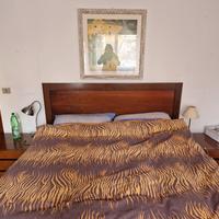 Camera da letto in noce massiccio di Afra&Tobia Sc