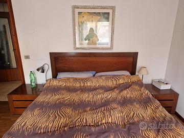 Camera da letto in noce massiccio di Afra&Tobia Sc