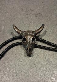 Cravatta di cuoio con teschio ( bolo )