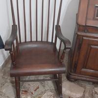 Dondolo d’epoca in legno di noce