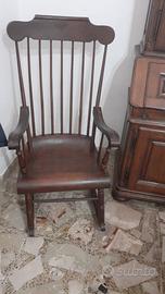 Dondolo d’epoca in legno di noce