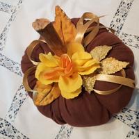 Zucca di stoffa decorata con rosa. Handmade.