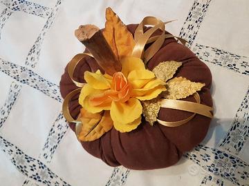 Zucca di stoffa decorata con rosa. Handmade.