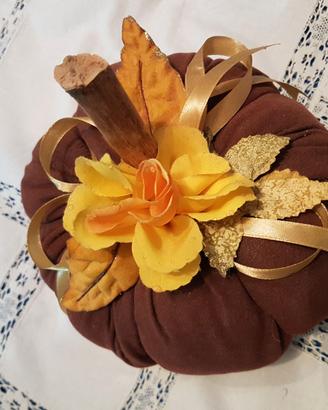 Zucca di stoffa decorata con rosa. Handmade.