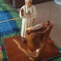 scultura fatta a mano in legno di papa Francesco 