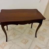 Scrittoio in legno con cassetti