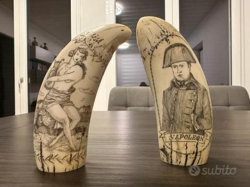 Coppia sculture stile scrimshaw effetto avorio