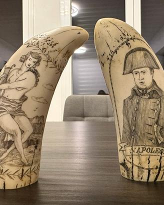 Coppia sculture stile scrimshaw effetto avorio