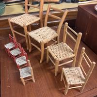 Set di sedie fanbricate a mano in legno e vimini