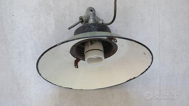 VECCHIA LAMPADA INDUSTRIALE SMALTATA bianco verde