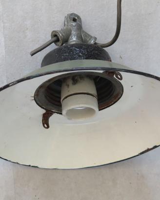 VECCHIA LAMPADA INDUSTRIALE SMALTATA bianco verde