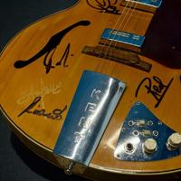 Chitarra 1959 autografata dai Pooh