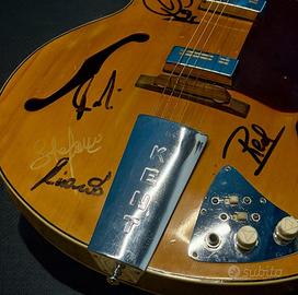 Chitarra 1959 autografata dai Pooh