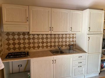 Cucina con frontali in legno massello