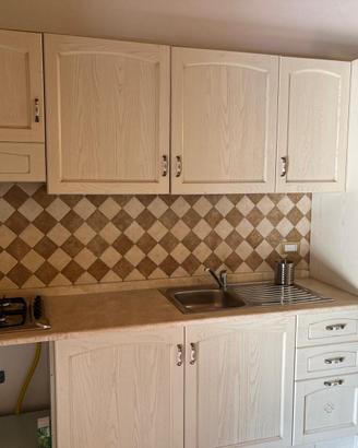 Cucina con frontali in legno massello