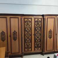 Armadio in legno con fregi in stile classico