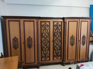 Armadio in legno con fregi in stile classico