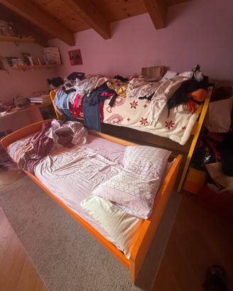 2 letti singoli salvaspazio scorrevoli con Reti