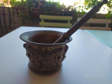 antico mortaio in bronzo-ottone con pestello