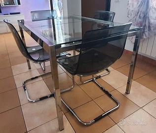 Tavolo in vetro con sedie
