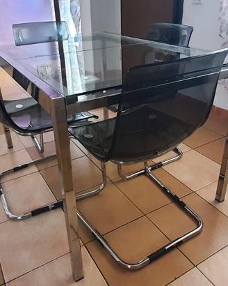 Tavolo in vetro con sedie