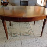 tavolo ovale completo di 6 sedie.