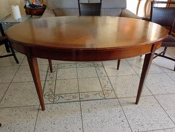 tavolo ovale completo di 6 sedie.