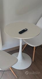 Tavolo rotondo bianco dal design moderno