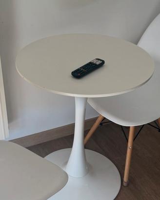 Tavolo rotondo bianco dal design moderno