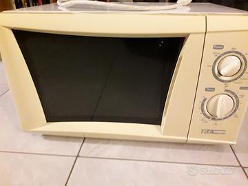 Lotto cucina: forno microonde + bollitore + regali