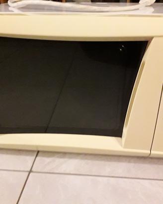 Lotto cucina: forno microonde + bollitore + regali