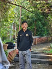 Ragazzo del Bangladesh cameriere o auto cuoco