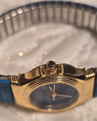 Orologio da polso vintage con cassa color oro e qu