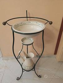 Lavabo antico in ferro battuto.