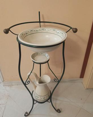 Lavabo antico in ferro battuto.