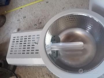 Verniciatore su componenti assemblaggio magazzino