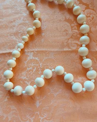 collana tutta in avorio mai indossata lunga 32 cm.