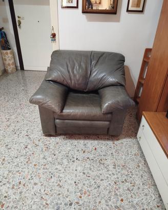 Poltrona in cuoio grigia super comoda