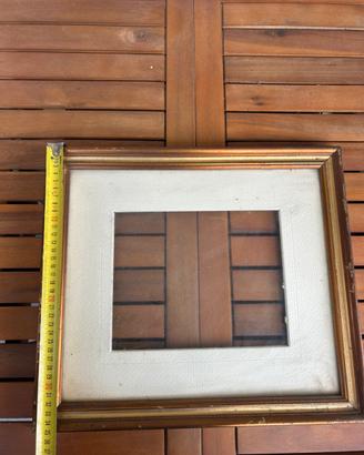 Cornice vintage dorata con passepartout
